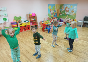 Dzieci tańczą do piosenki o kolorowych liściach